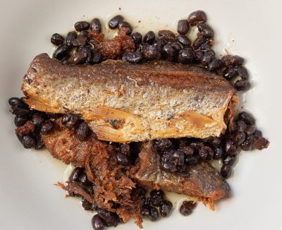 Zoom bild av Friterade-Fisk-Med-Svarta-Bönor-Fried-Dace